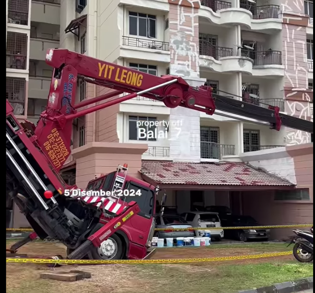 Crane ambruk di Putrajaya, Malaysia, meneewaskan 2 WNI, 5 Desember 2024. Foto: Facebook/Balai Polis Bandar Presint 7 Putrajaya