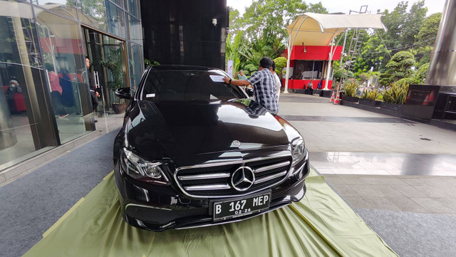 Mobil dan motor koruptor yang akan dilelang KPK tiba di Gedung Merah Putih KPK, Jakarta Selatan, Jumat (6/12). Foto: Jonathan Devin/kumparan