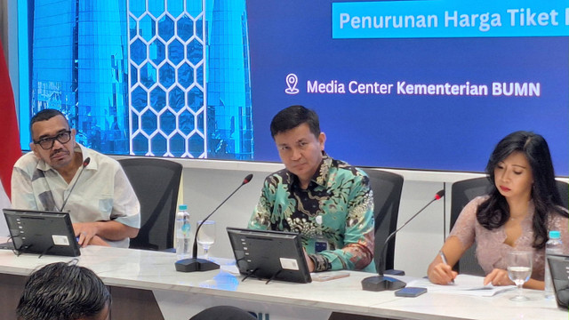 Direktur Utama Garuda Indonesia Wamildan Tsani, Direktur Utama InJourney Maya Watono dan Staff Khusus III Kementerian BUMN Arya Sinulingga dalam konferensi pers di Kantor Kementerian BUMN Jakarta pada Jumat (6/12). Foto: Argya D. Maheswara/kumparan 