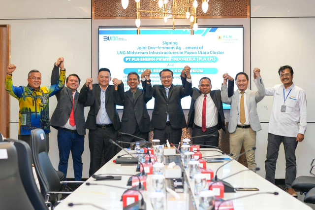 Penandatanganan Joint Development Agreement (JDA) oleh seluruh pihak Papua Bersama Konsorsium PT Pertamina International Shipping (PIS) dan PT PGN LNG Indonesia dan PLN EPI untuk pengembangan infrastruktur strategis di sektor energi dan kelistrikan di Papua Utara. Foto: PIS