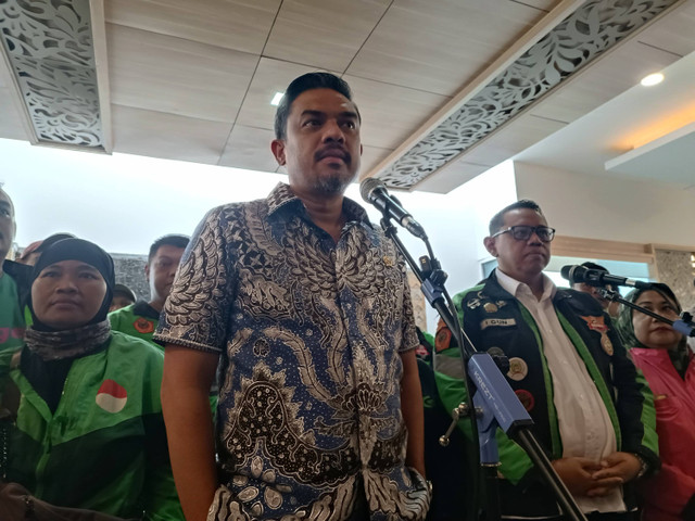 Menteri UMKM Maman Abdurrahman dan Ketua Umum Asosiasi Pengemudi Ojek Daring Garda Indonesia, Igun Wicaksono, di Kantor Kementerian UMKM, Jakarta, Jumat (6/12). Foto: Muhammad Fhandra/kumparan