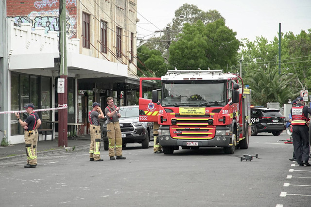 Petugas pemadam kebakaran berada di lokasi kebakaran di Sinagoga Adass Israel di Melbourne pada 6 Desember 2024. Foto: Tania LEE / AFP