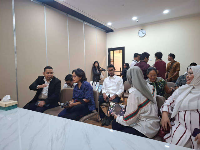 Istri Tom Lembong, Fraciska Wihardja didampingi kuasa hukum saat audiensi dengan Komnas HAM RI pada Jumat (6/12/2024). Foto: Luthfi Humam/kumparan