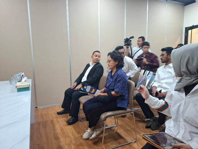 Istri Tom Lembong, Fraciska Wihardja didampingi kuasa hukum saat audiensi dengan Komnas HAM RI pada Jumat (6/12/2024). Foto: Luthfi Humam/kumparan