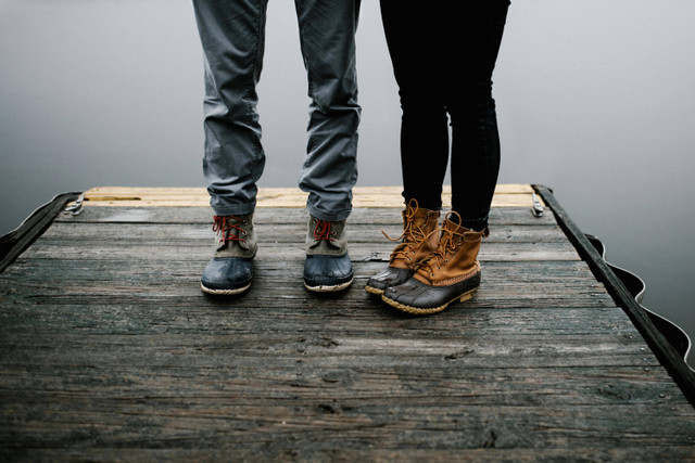 Safety shoes, adalah jenis sepatu yang dirancang khusus untuk melindungi kaki dari berbagai bahaya dan cedera. Foto: Pexels.com