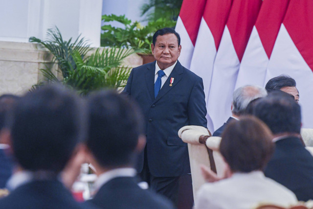 Presiden Prabowo Subianto berjalan usai memberi sambutan saat melakukan pertemuan dengan delegasi Japan-Indonesia Association (JAPINDA) di Istana Negara, Jakarta, Jumat (6/12/2024). Foto: Muhammad Adimaja/ANTARA FOTO