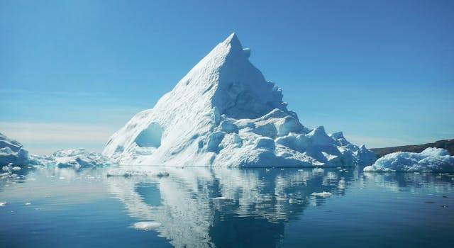 Ilustrasi Perbedaan Kutub Utara dan Kutub Selatan. Sumber: Pexels/Jean Christophe Andre