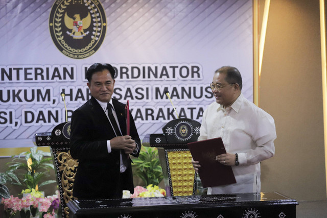 Menko Kumham Imipas Yusril Ihza Mahendra berbincang bersama Wakil Menteri Kehakiman Filipina Raul T Vazquez usai menandatangani perjanjian kesepakatan terkait pemulangan terpidana mati kasus narkotika Mary Jane di Jakarta, Jumat (6/12/2024). Foto: Jamal Ramadhan/kumparan