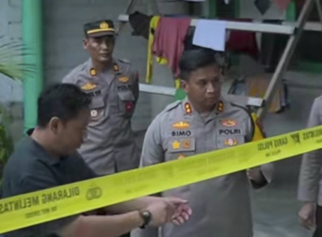 Polisi olah TKP pembunuhan satu keluarga guru di Kediri. Foto: Dok. Polres Kediri