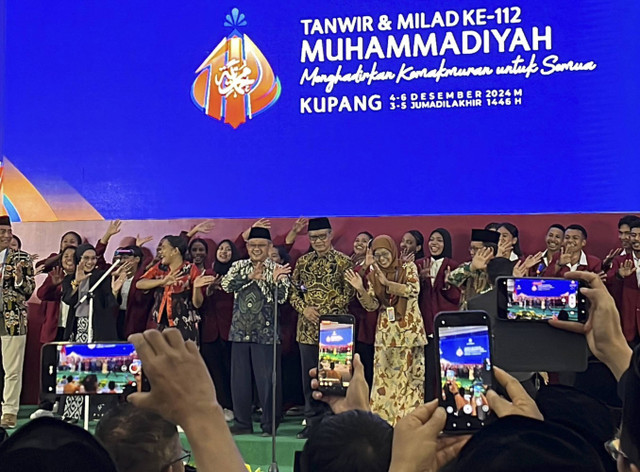 Penutupan sidang tanwir Muhamamdiyah di Universitas Muhamamdiyah Kupang, NTT, Jumat (6/12/2024).  Foto: Haya Syahira/kumparan