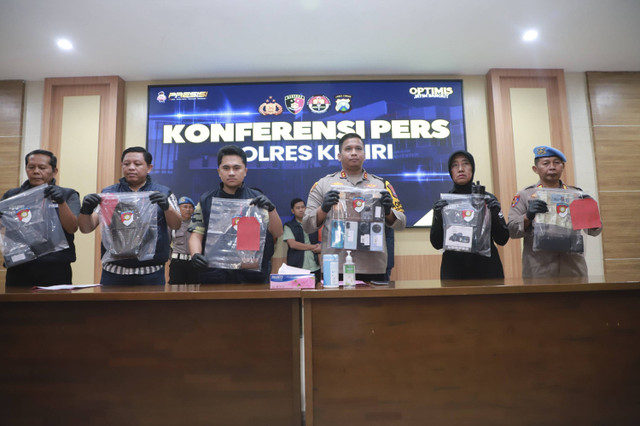 Polres Kediri saat konferensi pers kasus pembunuhan keluarga guru di Dusun Gondanglegi, Desa Pandantoyo, Kecamatan Ngancar, Kabupaten Kediri, Jumat (6/12/2024). Foto: Dok. Polres Kediri