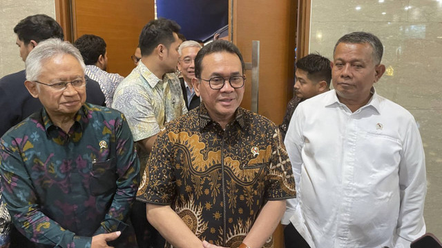 Menteri Perdagangan (Mendag) Budi Santoso menjawab pertanyaan wartawan saat dijumpai di Kantor Kementerian Perdagangan, Jakarta, Jumat (6/12/2024).  Foto: Ghifari/kumparan 