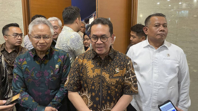 Menteri Perdagangan (Mendag) Budi Santoso menjawab pertanyaan wartawan saat dijumpai di Kantor Kementerian Perdagangan, Jakarta, Jumat (6/12/2024).  Foto: Ghifari/kumparan 