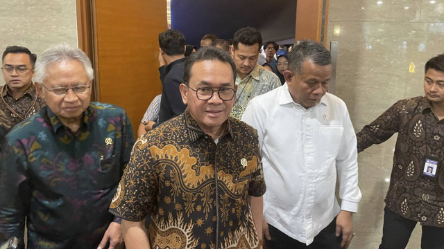 Menteri Perdagangan (Mendag) Budi Santoso menjawab pertanyaan wartawan saat dijumpai di Kantor Kementerian Perdagangan, Jakarta, Jumat (6/12/2024). Foto: Ghifari/kumparan 