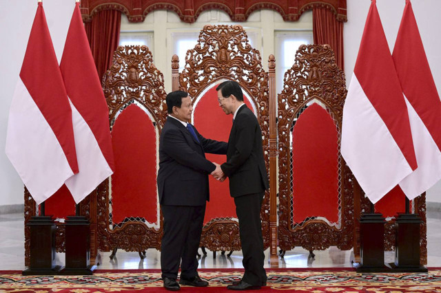 Presiden Prabowo Subianto berjabat tangan dengan Delegasi Japan Indonesia Association (JAPINDA) dan Japan Jakarta Club (JCC) saat melakukan pertemuan di Jakarta, Jumat (6/12/2024). Foto: Dok. Biro Setpres