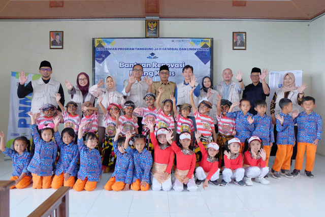 PNM bersama Jamkrindo, Askrindo, dan Bank IBK Indonesia renovasi bangunan kelas TK Mewardi Siwi di Dusun Butuh, Desa Temanggung, Kecamatan Kaliangkrik, Magelang. Foto: Dok. PNM