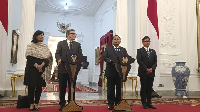 Presiden Republik Indonesia Prabowo Subianto bersama Chairman Jose Manuel Barroso (kiri) menyampaikan keterangan kepada wartawan saat konferensi pers di Istana Negara, Jakarta Pusat, Jumat (6/12/2024).  Foto: Zamachsyari/kumparan