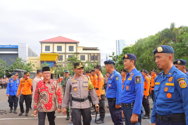 Kapolresta Bandar Lampung, Kombes Pol Abdul Waras bersama stakeholder terkait saat mengecek peralatan SAR. | Foto: Dok Humas Polresta Bandar Lampung