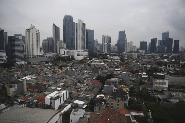 Suasana kawasan padat penduduk dengan latar belakang gedung bertingkat di Jakarta, Jumat (6/12/2024). Foto: Akbar Nugroho Gumay/ANTARA FOTO