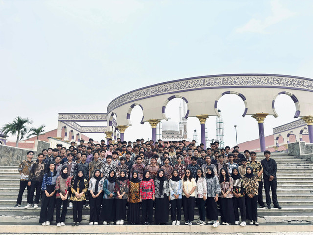 Kunjungan bersama dengan latar belakang Masjid Agung, Jawa Tengah, Kota Semarang. Sumber foto: dokumentasi pribadi   