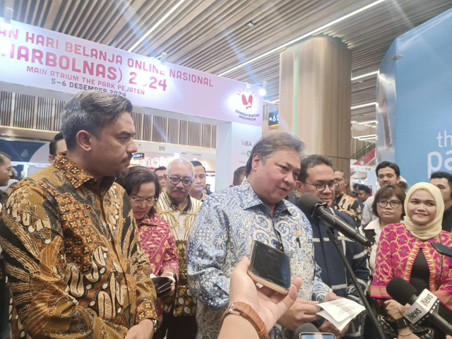 Menko Perekonomian Airlangga Hartarto didampingi Menteri Perdagangan Budi Santoso, dan Menteri UMKM Maman Abdurrahman di Harbolnas 2024, Jakarta, Jumat (6/12/2024).  Foto: Muhammad Fhandra Hardiyon/kumparan