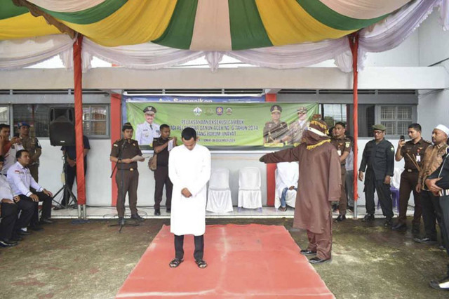 Terpidana perjudian menjalani hukuman cambuk di Bireuen, Aceh, Jumat (6/12/2024). Foto: ANTARA/HO-Humas Kejari Bireuen