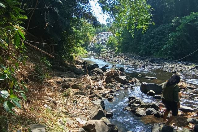 Dokumen Asli: Aliran Sungai yang bertepatan di Jln. Jawa 7, Kecamatan Sumbersari, Jember, Jawa Timur