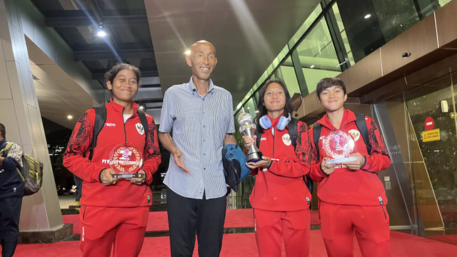 Laita Roati, Coach Satoru Mochizuki, Viny Silfianus, dan Reva Octaviani pamerkan trofi saat Timnas Wanita Indonesia pulang dari ASEAN Women's Cup di Laos. Foto: Aji Nugrahanto/kumparan