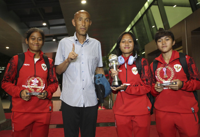 Pelatih kepala Timnas Putri Indonesia Satoru Mochizuki berfoto dengan ketiga pemain Timnas Putri Indonesia di Terminal VIP Bandara Soekarno Hatta, Tangerang, Banten, Jumat (6/12/2024). Foto: Muhammad Iqbal/ANTARA FOTO