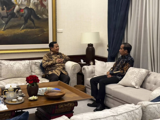 Presiden Prabowo Subianto bertemu dengan Presiden ke-7 RI Jokowi di kediamannya, Jalan Kertanegara, Jaksel, Jumat (6/12/2024). Foto: Instagram/ @prabowo