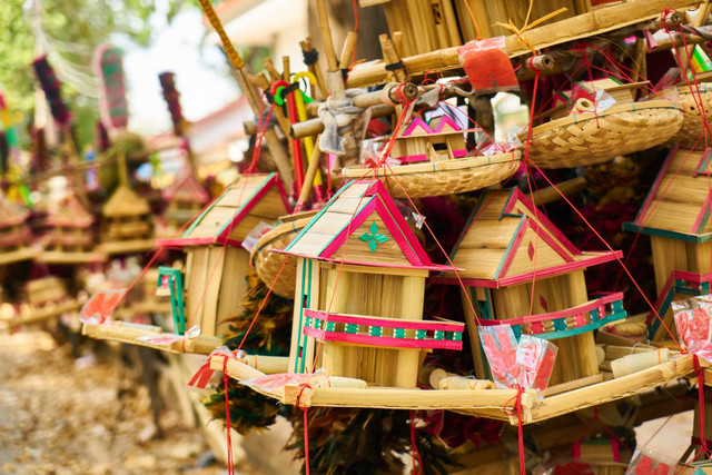 Sumber: https://www.freepik.com/free-photo/close-up-yellow-wood-cambodia-house_1066070