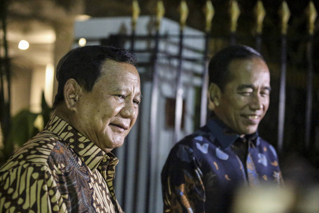 Presiden Prabowo Subianto (kiri) bersama Presiden ke-7 RI Joko Widodo (kanan) menjawab pertanyaan wartawan usai pertemuan di Kertanegara, Jakarta, Jumat (6/12/2024). Foto: Asprilla Dwi Adha/ANTARA FOTO