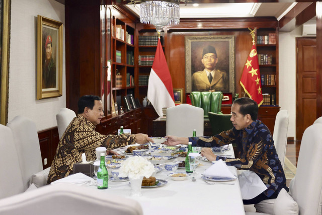 Presiden Prabowo Subianto bertemu dengan Presiden ke-7 RI Jokowi di kediamannya, Jalan Kertanegara, Jaksel, Jumat (6/12/2024). Foto: Dok. Tim Media Prabowo