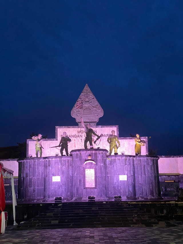 Suasana Monumen Serangan Umum 1 Maret 1949 Malam Hari. Hasil Dokumentasi Pribadi