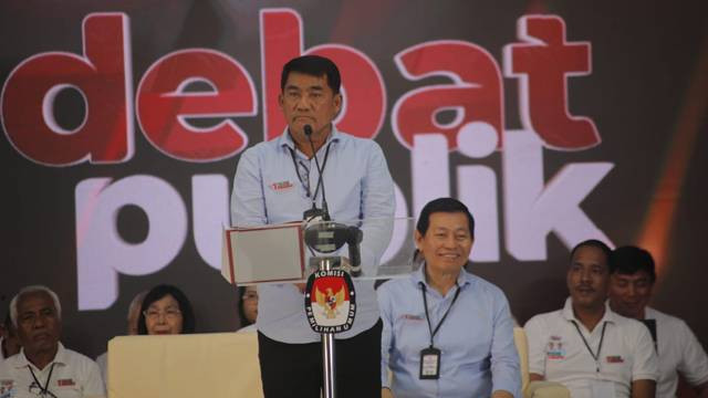 Calon Gubernur Sulawesi Utara, Yulius Selvanus, saat debat publik pada Pilkada Sulut 2024.  