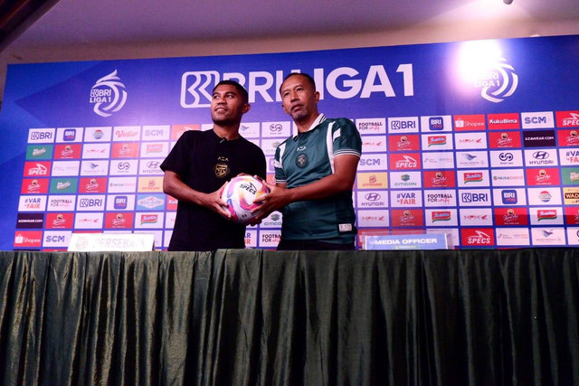 Pemain Persebaya Ardi Idrus (kiri) bersama Uston Nawawi. Foto: Masruroh/Basra