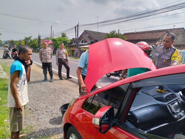 Patroli Polsek Gondang Bantu Pengendara Mobil Yang Mengalami Kerusakan Mesin