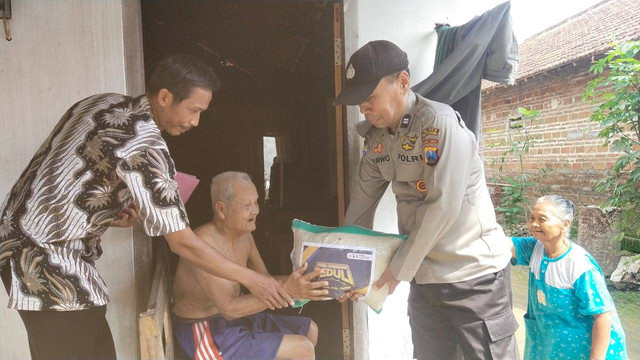 Polres Tulungagung Berbagi Sembako Kepada Warga Yang Membutuhkan