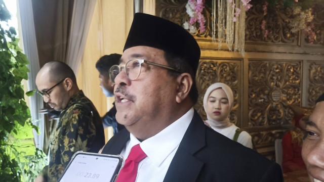 Calon Wakil Gubernur Jakarta nomor urut 3 Rano Karno menjawab pertanyaan wartawan saat dijumpai di Masjid Al-Azhar, Kebayoran Baru, Jaksel, Sabtu (7/12/2024). Foto: Thomas Bosco/kumparan