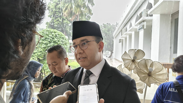 Mantan Gubernur Jakarta periode 2017-2022 Anies Baswedan menjawab pertanyaan wartawan saat dijumpai usai hadiri pernikahan di Masjid Al-Azhar Kebayoran Baru, Jaksel, Sabtu (7/12/2024). Foto: Thomas Bosco/kumparan