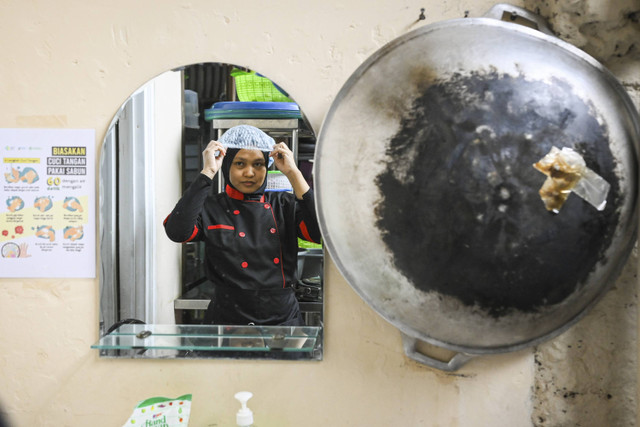 Persiapan Memasak: Juru masak memakai penutup kepala di Hanan Catering, Ciputat, Tangerang Selatan. Foto: Sulthony Hasanuddin/ANTARA FOTO 