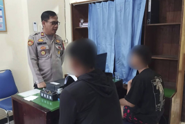 Dua pria dibawa ke kantor polisi karena berhubungan sesama jenis. Foto: Dok. Polres Kudus