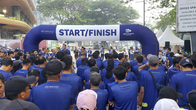 Para peserta lari Archarity Run 2024 di kawasan Epicentrum, Kuningan, Jakarta Selatan pada Sabtu (7/12/2024). Foto: Gitario Vista Inasis/kumparan