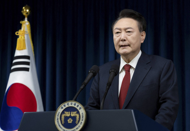 Presiden Korea Selatan Yoon Suk Yeol  menyampaikan pidato kepada bangsa di  Seoul, South Korea, Sabtu (7/12/2024). Foto: The Presidential Office/ handout via Reuters