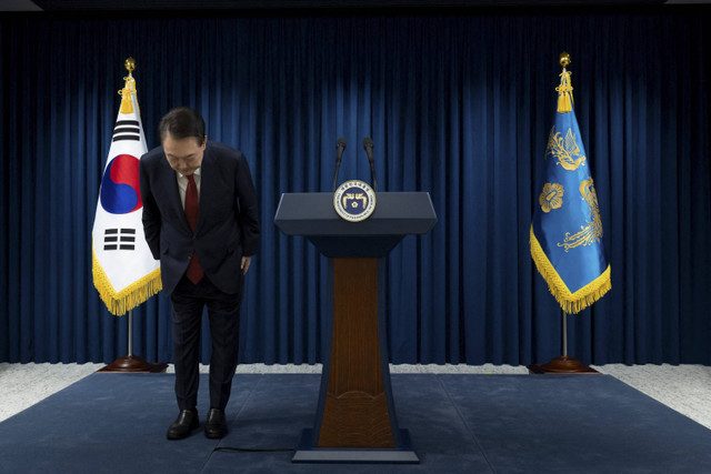 Presiden Korea Selatan Yoon Suk Yeol memberikan salam usai menyampaikan pidato kepada bangsa di  Seoul, South Korea, Sabtu (7/12/2024). Foto: The Presidential Office/ handout via Reuters