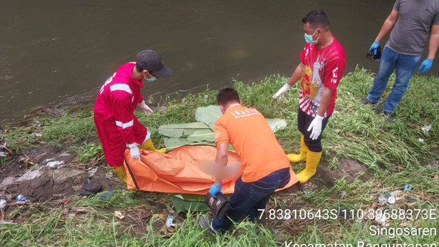 Penemuan mayat bayi oleh warga yang sedang memancing di Sungai Gajah Wong, Banguntapan, Bantul, Jumat (7/12) pagi. Foto: Dok. Polres Bantul