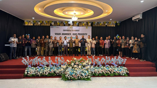 Foto bersama pelanggan dan jajaran Manajemen PLN UP3 Sanggau, dalam kegiatan Customer Intimacy di Aula Hotel The Garden Palace Sanggau. Foto: Dok. PLN