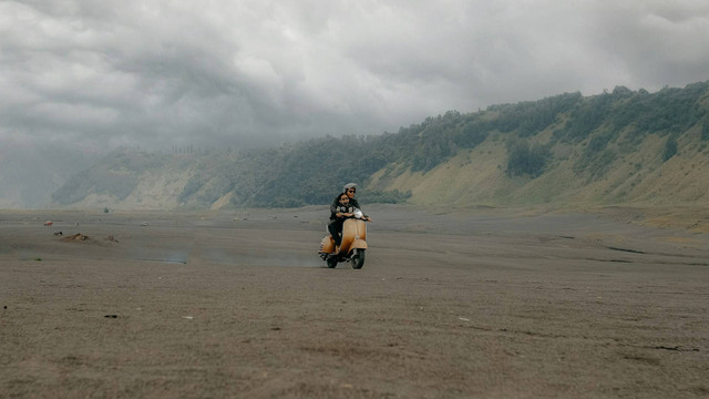 Gunung Bromo Terletak di Malang. Foto: Pasir Berbisik Bromo. Sumber Unsplash Arya Krisdyantara