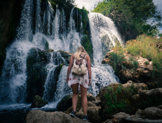 Curug Sumba. Foto hanya ilustrasi, bukan tempat sebenarnya. Sumber: Unsplash/Joshua Wilkins