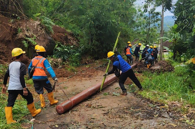 PLN dalam memperbaiki listrik di yang sempat padam akibat cuaca ekstrem di beberapa wilayah Jawa Barat. Foto: Dok. PLN